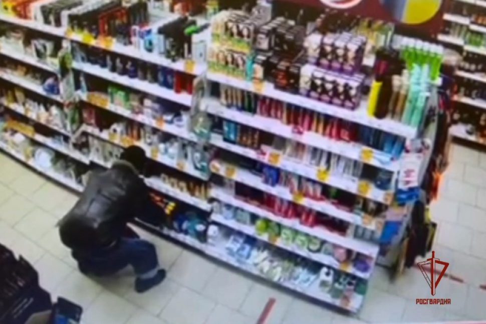 Росгвардейцы задержали архангелогородца, умыкнувшего из магазина 15 бутылок шампуня